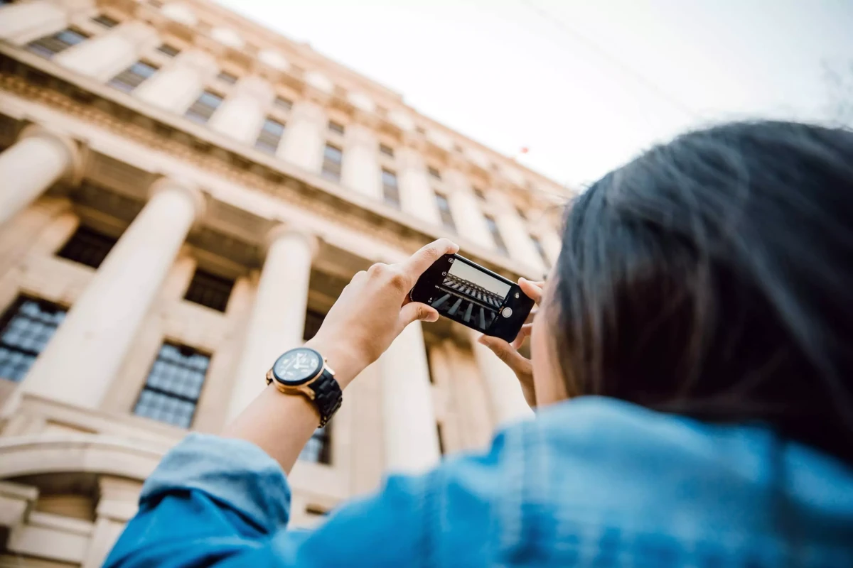 Turista a tirar uma fotografia de um edifício